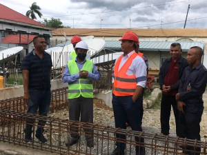 MAPKOMS, Francisco Martins da Costa Pereira Jerónimo ho ekipa akompaña husi Prezidente Konsellu Administrasaun RTTL.ep, José António Belo &quot;Taraleu&quot; vizita hela konstrusaun edifísiu RTTL.ep iha Kaikoli, kuarta (28/12).