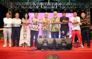  Prezidente Repúblika, José Ramos-Horta, Primeiru-Ministru, Kay Rala Xanana Gusmão no Embaixador Embaixador Indonézia ba Timor Leste, Okto Dorinus Manik hasai fotografia ho Artista Indonézia, Toton Caribo no Justy Aldrin iha aniversáriu Indonézia day ho Tema “Indonesia Cultural Performans &amp; Night Market”, iha resintu Timor Plaza Dili.