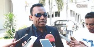 Deputadu Bankada KHUNTO Luis Roberto da silva ko&#039;alia ba jornalista sira iha parlamentu Nasional iha momentu ruma kotuk