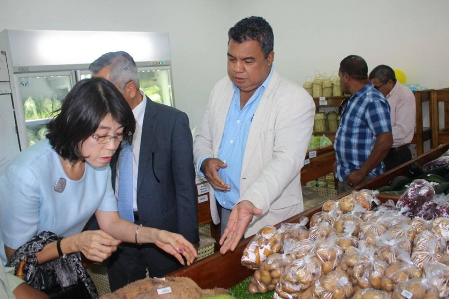 Ministro da Agricultura e Pescas Eng. Joaquim José Gusmão dos Reis Martins, akompania hela dignitarius sira hodi hare produtu dira ne&#039;ebe fa&#039;an iha loja Agrikultura (06/06)