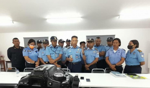 Komadante PNTL Munisípiu Baukau, Superintendente António De Sá ho Komadante eskuadra no Komadante seksaun sira ko’alia ba media sira iha salaun enkontru PNTL Munisípiu Baukau, tersa (08/02).