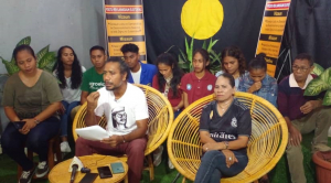 Diretór Asosiasaun HAK, Sisto dos Santos, hamutuk ho ekipa halo konferénsia imprensa iha salaun HAK, Farol, kuarta (13/04).