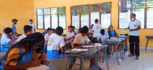 Estudante Ensinu Sekundária Jerál (ESG) 5 de Maio tuir prosesu aprendizajen iha aula, sábadu (6/8).