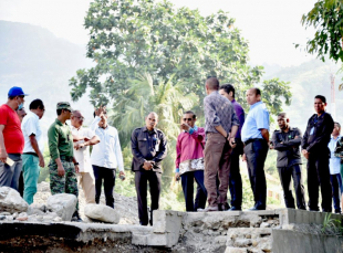 Primeiru-Ministru Taur Matan Ruak akompañamentu hosi Ministru Obras Públika, Salvador Pires do Reis, hala’o observasaun ponte 3 iha Dili Leste, hanesan Ponte My Friend, Ponte Bekusi no Ponte Maufelu ne’ebé sai kauza ba inundasaun iha Marsu 2020, tanba entupidu hosi material lixu ne’ebé mota lori, hodi halai sés tama fali ba komunidade nia hela fatin.