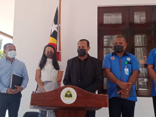 Country Manager  Empreza ENI, Angelina Batista Branco ho Sekretáriu Estadu Arte no Kultura, Teófilo Caldas, ko&#039;alia hela ho jornalista sira iha Rezidensia Primeiru Ministru, Taur Matan Tuak, Faról segunda (04/10).