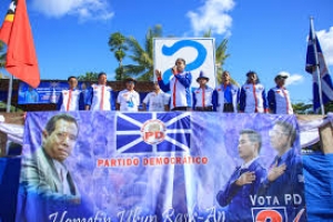 Kuadru PD sira iha Palku ne&#039;ebe haleu ho spanduk mak hafutar ho imajen eis Prezidente PD, saudozu Fernando de Araujo Lasama no Prezidente PD Atual, Mariano Assanami Sabino no Sekjen atual Antonio da Conceicao