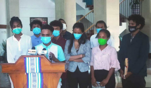 Grupu Estudante Universidade iha Timor-Leste ko&#039;alia ba Jornalista iha Palásiu Prezidensiál Bairopite, kuarta (11/08).
