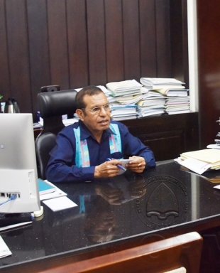 PM TMR iha hela ninia meza serbisu gabinete PM nian