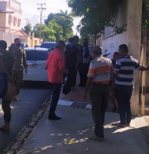Ministru Defesa Seguransa no Interior Interinu, Fimlomino de Jesus Paixao  iha kamija mean hakat tama daudaun ba rezidensia Prezidente CNRT iha Lecidere Dili. (5/4)