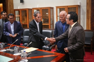 Prezidente da republika, Dr. francisco Guterres Lu olo ka&#039;er liman ho Renan selak wainhira simu konsellu Veteranu iha palasiu Prezidensial, (03/02)