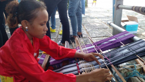 Joven feto ida partisipa hela Festival Selebra Patrimóniu Kulturál Immateriál hodi halo demostrasaun soru tais, iha Salaun Novo Turizmu Dili, segunda (28/02).