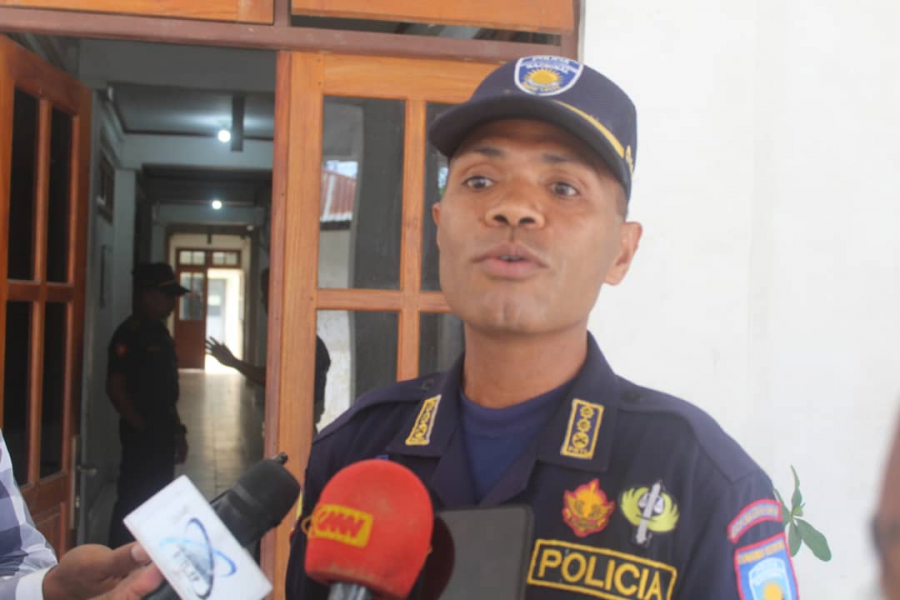 Segundu Komandante PNTL munisípiu Dili, Superintendente Xefi, Euclides Belo koalia hela ba média sira iha nia kna&#039;ar fatin Kaikoli, kinta (17/12).