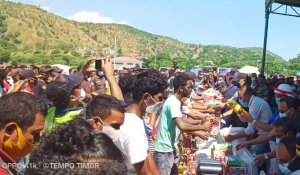 Autoridade sira simbolikamente entrega apoiu umanitariu ba komunidade Tasi Tolu, Sabado (17/4)