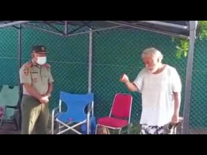 Xefe Estadu Maior F-FDTL, Tenente Jeneral Lere Anan Timur (karuk) konversa hela ho Komandante Em Chefe Kay Rala Xanana Gusmão (loos).