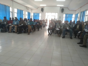 Partisipante sira ne’ebé tuir hela konferensia iha salaun apuramentu vila nova Baukau, domingu (21/11).