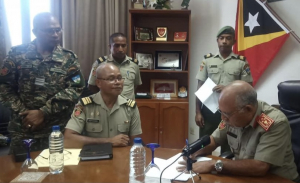 Xefe Estadu FALINTIL Forsa Defesa Timor-Leste(F-FDTL), Tenete Jenerál Lere Anan Timur, asina hela akordu ho CVTL, iha Kuartel jerál Fatuhada, kinta (28/10).