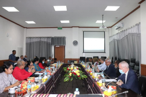 Ministru Finansas, Rui Gomes, ho ekipa hala;o reuniaun ho Komisaun C Parlamentu Nasional.