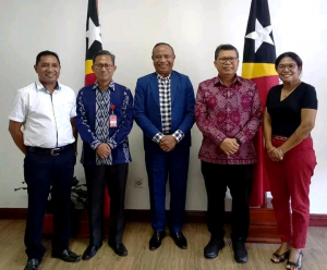 MAPKomS, Francisco Martins da Costa Pereira Jerónimo, ho nia kargu xefia sira, hasai foto hamutuk ho Embaixadór Indonézia ba Timor Leste, Okto Dorinus Manik no Ministru Konsulár ba asuntu Protokolár Wasikhu Sunani Ali Asrori iha Gabinete MAPKomS, Palasiu Governu, kinta (22/09).