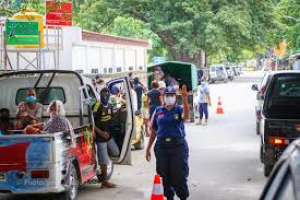 Membru PNTL ida halo ida iha auto stop iha liuron durante situasun emergensia hodi kombate Covid-19 iha TL