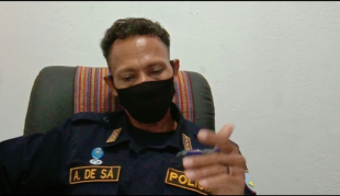komandante PNTL munisipiu Covalima Super intendente  Antônio Maria de Sá  ko&#039;alia hela ba Jornalista Tempo Timor iha nia kna&#039;ar fatin iha Suai, Covalima, Kuarta (17/2)