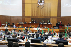 Membru Parlamentu Nasional halo debate no aprovasaun leiiha Plenaria.