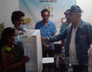 Prémiadu Novel ba Paz, José Ramos Horta, entrega hela ventuña kaixa-rua ba reprezentante Asosiasaun Halibur Defisiensia Matan Timor-Leste (AHDMTL).