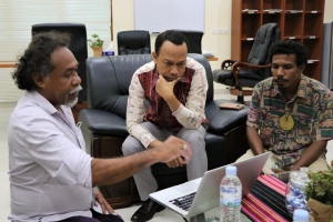 Diretór Permakultura Timor-Lorosa&#039;e (PERMATIL), Eugénio &#039;Ego&#039; Lemos, esplika hela atividade prezervasaun bee ba Ministru Obras Públikas (MOP), Abel Pires da Silva.