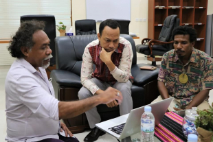 Diretór Permakultura Timor-Lorosa&#039;e (PERMATIL), Eugénio &#039;Ego&#039; Lemos, esplika hela atividade prezervasaun bee ba Ministru Obras Públikas (MOP), Abel Pires da Silva.