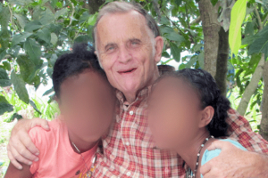 Eis Padre DJR hakuak hela labarik feto na’in-2 husi Topu Honis iha momentu balun liuba.