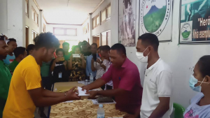 Reprezentante SEJD entrega hela osan ba Grupu Joven iha Salaun CEFOBOM Manufahi, segunda (22/11).