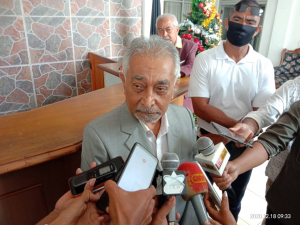 Sekretariu Jeral partidu FRETILIN, Mari Alkatiri hatan hela ba Jornalista sira nia perguntas, hafoin hatama keixa ida ba Ministeriu Publiku iha edifisiu prokurador Jeral, Kolmera, sesta (18/12).