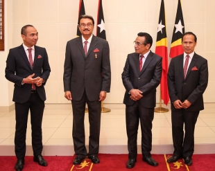 Foto hamutuk PR Lu Olo ho embaixador nain tolu ne&#039;ebe simu pose iha Palasiu PR Aitarak Lalarn (11/08)