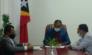Ministru Asuntu Parlamentár no Komunikasaun Sosiál (MAPKomS), Francisco Martins Jerónimo hamtuk Prezidente Konsellu Administrasaun RTTL,ep, José Antonio Belo ‘Taraleu’, asina hela akordu, iha Gabinete MAPKomS, Palásiu Governu, kinta (14/10). 