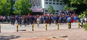 Estudante universitáriu sira ne’ebé halo hela asaun manifestasaun iha Parlamentu Nasional oin, tersa (15/11).