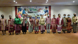 Grupu Feto Timor ne’ebé partisipa hela festival tais iha Salaun Novu Turizmu, Lesidesre, segunda (28/02).