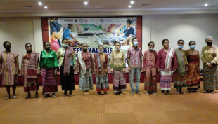 Grupu Feto Timor ne’ebé partisipa hela festival tais iha Salaun Novu Turizmu, Lesidesre, segunda (28/02).