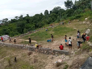 Kampu futebol multi-funsaun ne&#039;ebé konstrui hela iha Suku Abo, Postu Kelikai.
