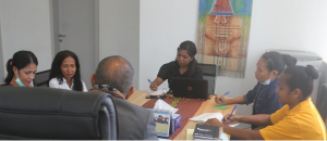 Ministru Justisa (MJ), Tiago Amaral Sarmento simu no reuniaun ho Koordenadora Asosiasaun Esperansa Feto Defisiensia Timor-Leste, Magdalena da Costa, ho nia ekipa ba kriasaun Asosiasaun.