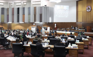 Deputadu sira hiit hela kataun hodi halo votasaun ba Orsamentu Jerál Estadu iha Plenária Parlamentu Nasionál.