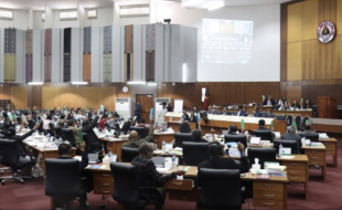 Deputadu sira hiit hela kataun hodi halo votasaun ba Orsamentu Jerál Estadu iha Plenária Parlamentu Nasionál.