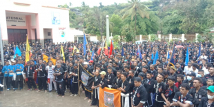 Membru Arte Marsiais sira hamrik hela iha resintu katedral vila antiga Baukau, kinta (09/06).