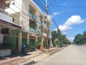 Avenida Prezidente Nicolalo Lobato, besik Otel Katuas mamuk husi kareta no Motor (11/4)