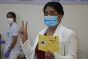 Ministra Saude, Odete Maria Freitas Belo simu vasina AstraZeneca bainhira halo lansamentu dahuluk iha Timor-Leste.