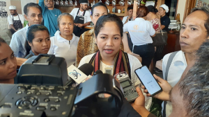 Espoza Prezidente Repúblika, Francisco Guterres Lu Olo, Sra. Cidalia Nobre Mouzinho Guterres ko&#039;alia ba Jornalista sira hafoin vizita sentru formasaun iha ETDA, Fatuhada, Dili (24/7)