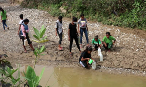Estudante sira husi Eskola Sekundária Kaya Rala Manatutu kuru hela bee iha mota Kay Rala, lalin ba eskola hodi uza iha hariis fatin, inklui atividade prátika