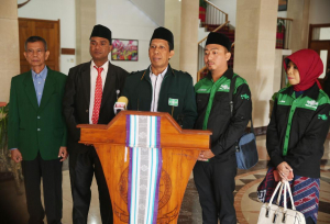 Vise Konsellu Nasionál Izlamika Timor-Leste (KNSTL), Adulan Inasio António Soares, no bainaka Nahdlatul Ulama, Nusa Tenggara Timur (NU-NTT) atende hela entrevista husi jornalista sira iha Palásiu Prezidensiál Bairo Pite, kuarta (17/08).