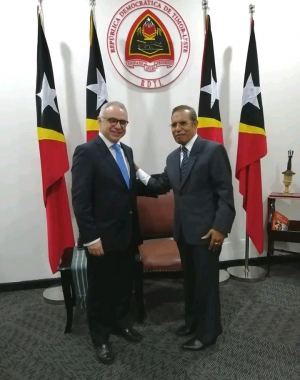Sekretariu Estadu Internasionalizasaun husi Portugál, Berbardo Ivo Cruz foto hamutuk ho Primeiru Ministru, Taur Matan Ruak, hafoin sorumutu iha Palásiu Governu, Kuarta (30/11).