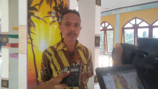Diretór servisu edukasaun Munisípiu Baukau, Augusto Ornai Ximenes ko&#039;alia hela ba mídia iha vila antiga, Kinta (23/02).