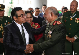 Prezidente Repúblika (PR) Francisco Guterres Lú-Olo kaer liman ho Xefe Estadu Maiór Jerál F-FDTL Maijór Jenerál Lere Anan Timur iha momentu Espesiál balun liubá 