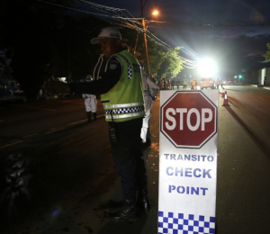 Membru Polisia Tránzitu halo pasa revista ba transporte sira iha Kapitál Dili.